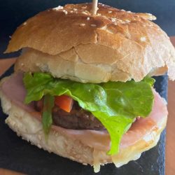 hamburguer-normal-prato-restaurante-aldeia-restaurante-impact-transition