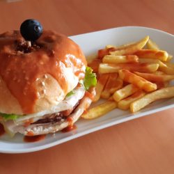 hamburguer-prato-restaurante-aldeia-restaurante-impact-transition